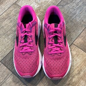 EUC. Brooks Ghost Max Women's Fuchsia Athletic Shoes